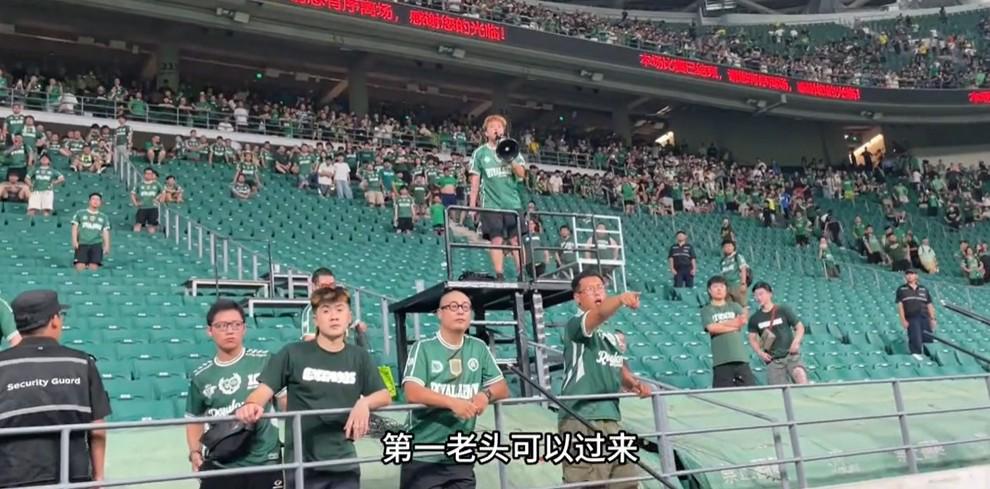 球迷喊话塞蒂恩不敢谢场，李磊：球员对此负责，我们是一家人