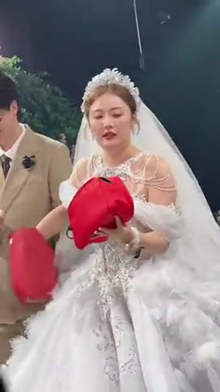 著名曼联女球迷结婚 婚礼播放曼联队歌