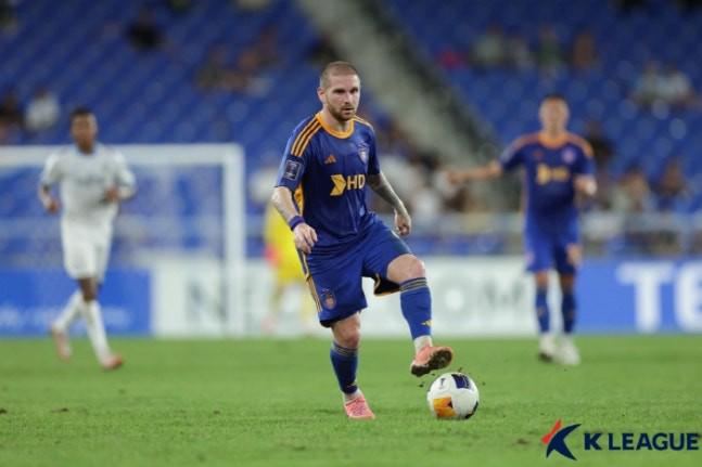韩媒：蔚山违规解约外援阿拉比泽，被FIFA判处赔偿超250万欧