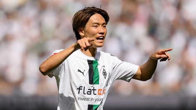 记者：法兰克福提供了更高的待遇，但板仓滉仍决定去阿贾克斯