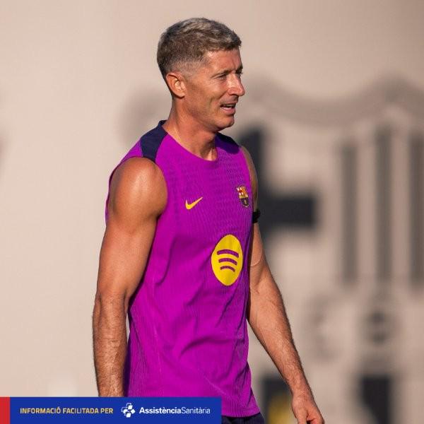 巴萨官方：莱万左大腿股二头肌不适，将缺席本周日甘伯杯