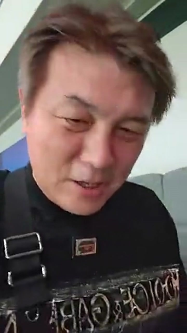 国足名宿大张玉宁现场观战上海德比