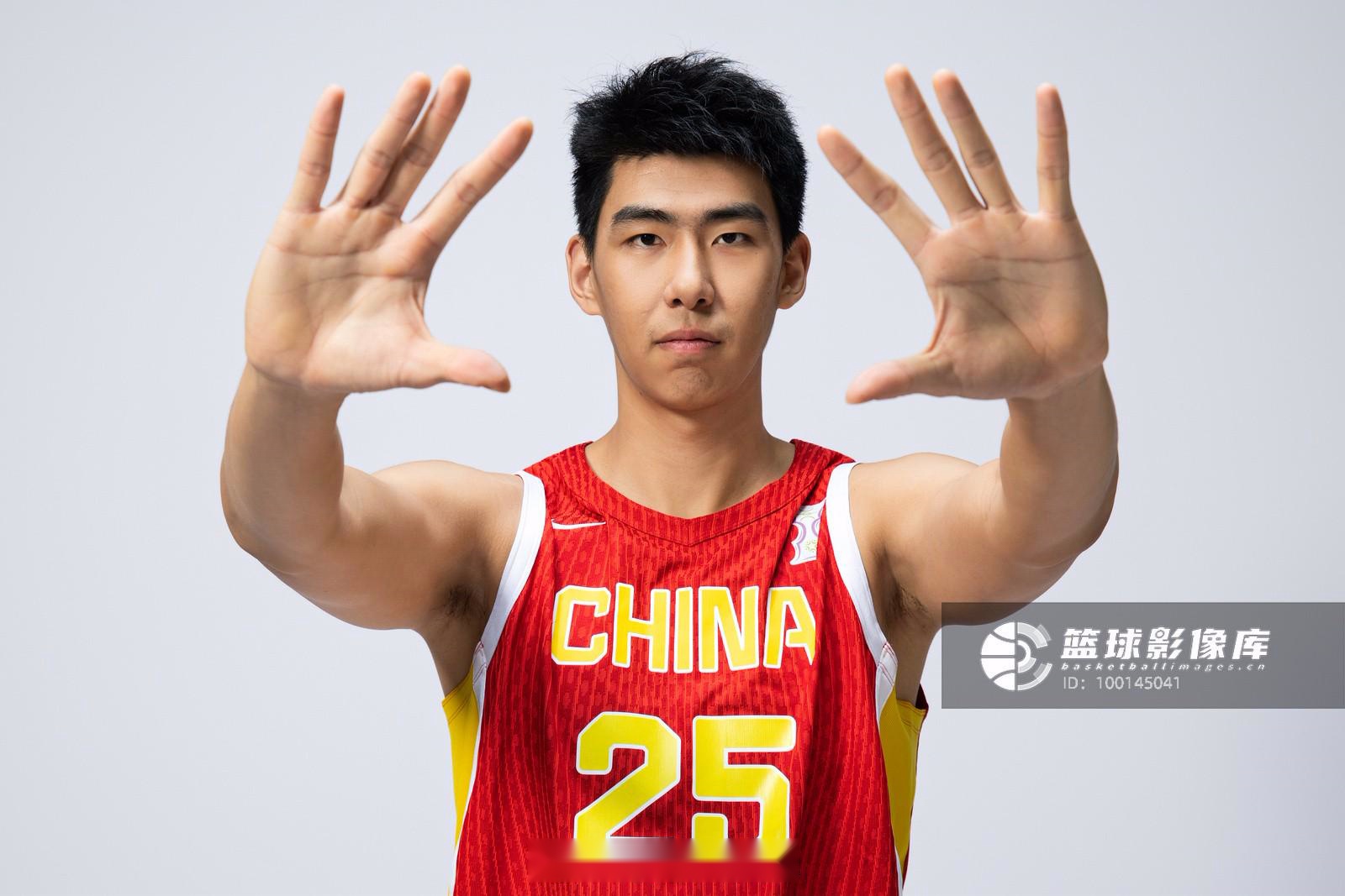 媒体人：广东男篮中锋徐昕申请交易；此前曾与主帅杜锋在赛场争吵