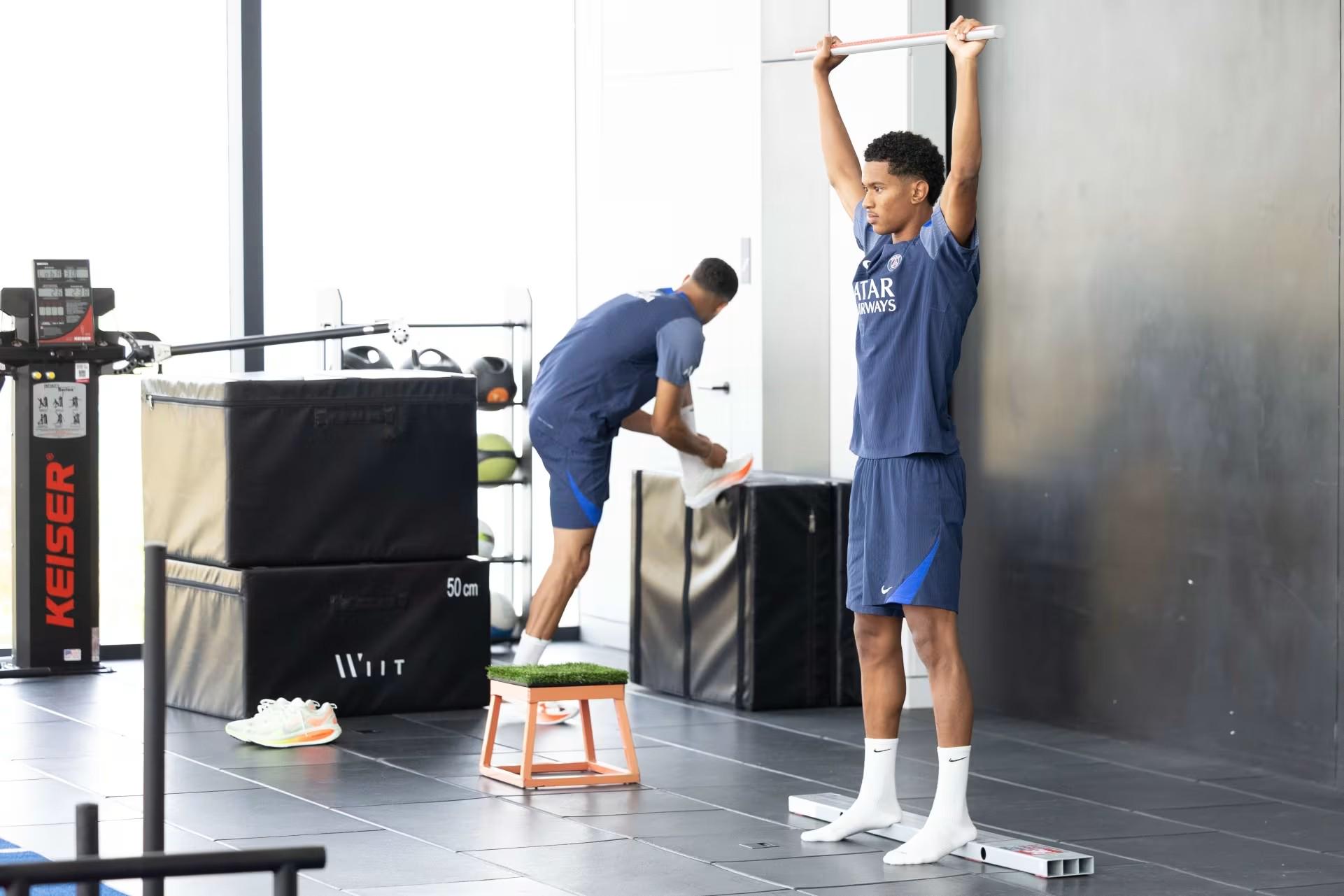 巴黎官方：马尤卢右大腿内收肌受伤，目前仍在接受治疗