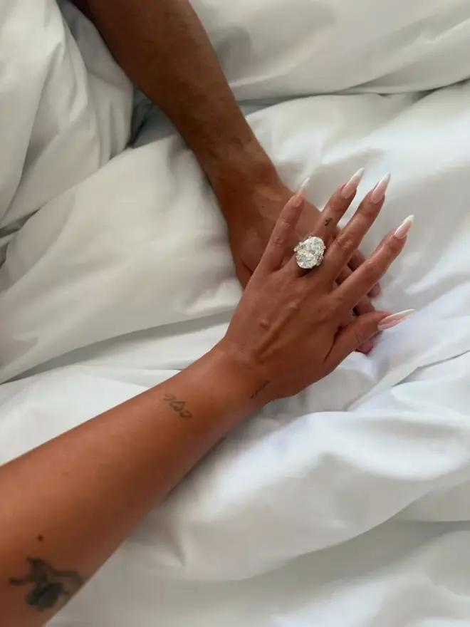 马卡：C罗求婚戒指价格被热议，主钻若30克拉可达200-500万美元