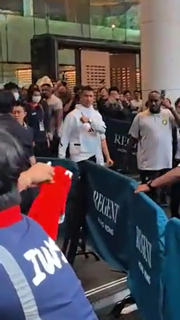 C罗在指引下乘上大巴，途中还对球迷竖起大拇指