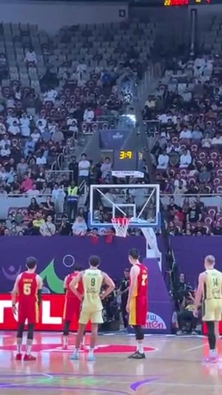 实拍赵睿关键两罚全中 胡明轩三分就短了一点点