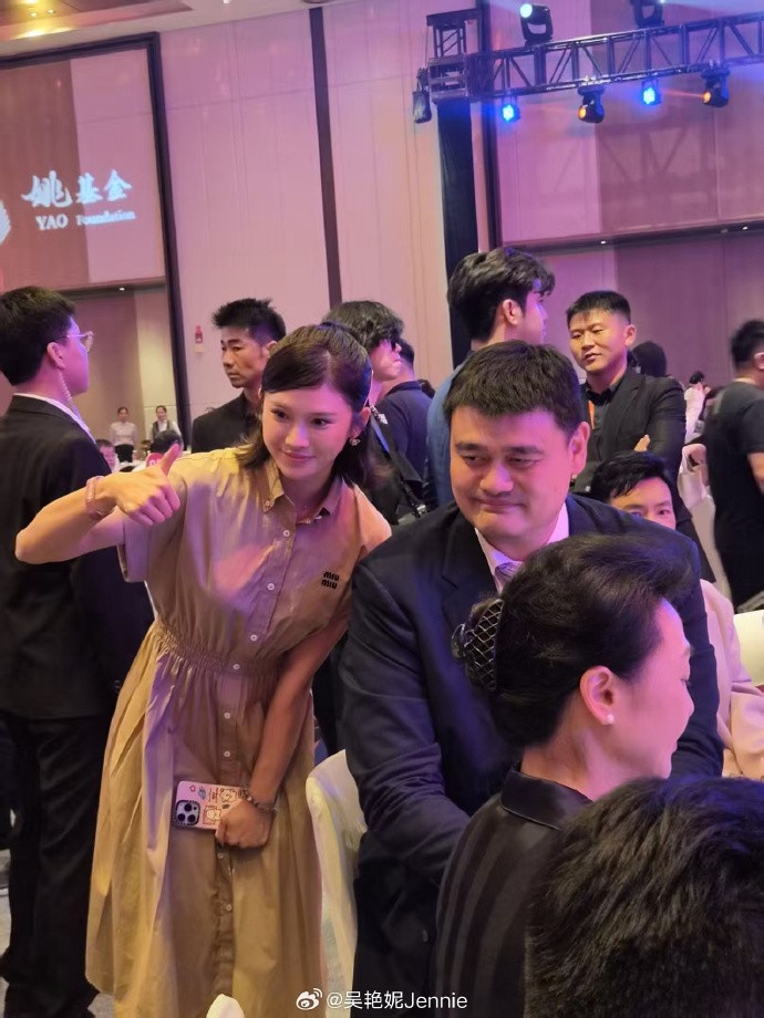 跨界联动！吴艳妮晒与姚明、邓超、库兹马等人的合照