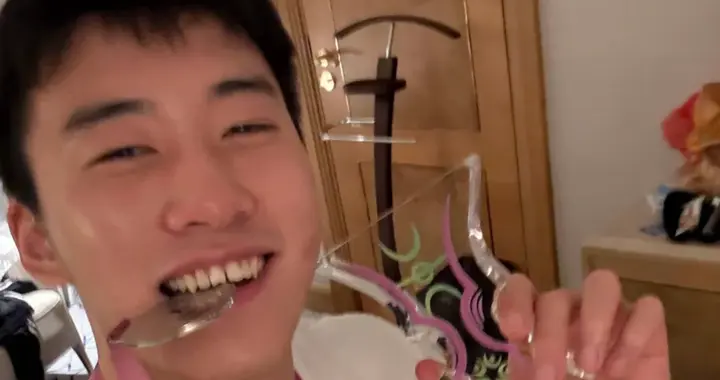 王俊杰也是炫耀上了！晒银牌与最佳阵容奖杯，太可爱了！