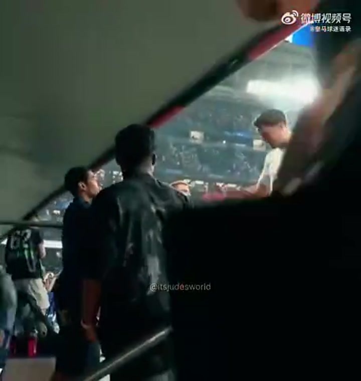 实拍贝林厄姆和恩德里克赛后球员通道庆祝胜利