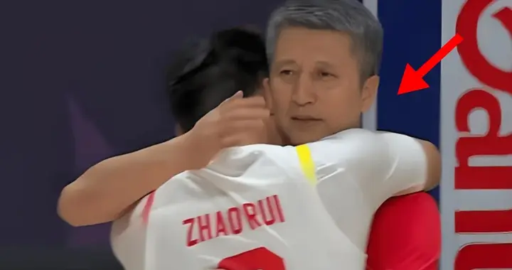 一往无前！比赛失利郭士强第一时间拥抱赵睿，赛后采访道出原因！