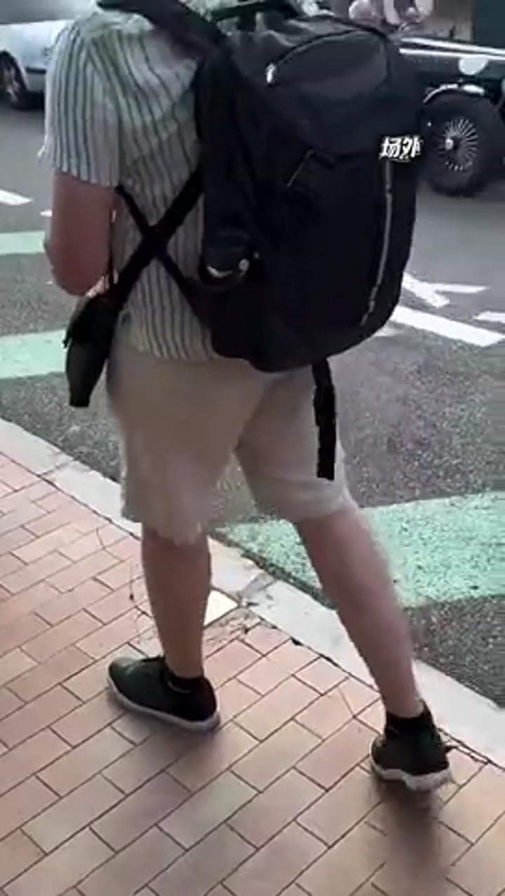 亚马尔被拍到与绯闻女友一起逛街 并同住一家酒店