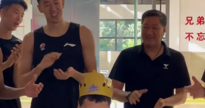 广东为杜润旺庆生！杜锋投喂，胡明轩归队，阿旺被摁后欺负徐杰！