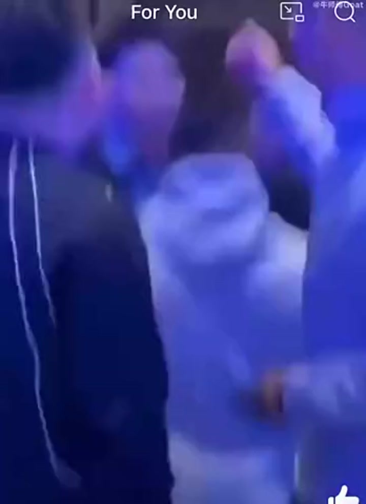 此前C罗看到前曼联队友董方卓时的反应