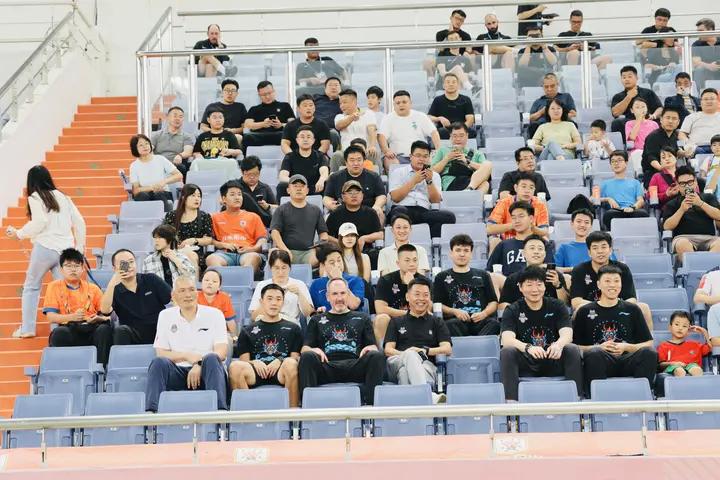 足篮联动，山东高速男篮教练组现场观战山东泰山vs西海岸