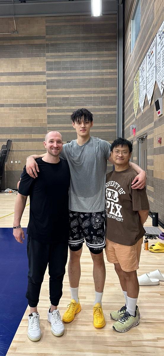 篮网媒体转发曾凡博训练照：他可能获得一份双向合同