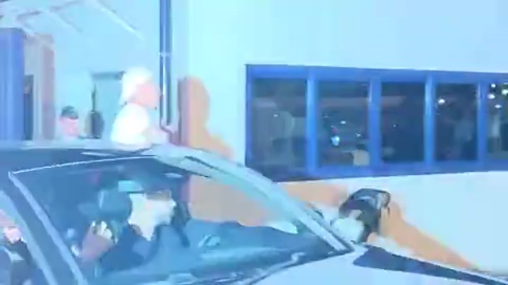 双向奔赴！贝蒂斯球迷机场外迎接安东尼 现场人山人海