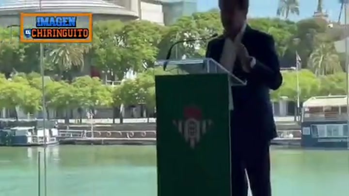 贝蒂斯球迷乘船观看欢迎会 安东尼向他们招手致意