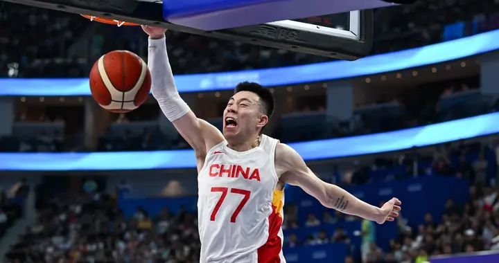 兄弟情深！王哲林开奔驰接张镇麟下班，张镇麟在上海男篮很开心