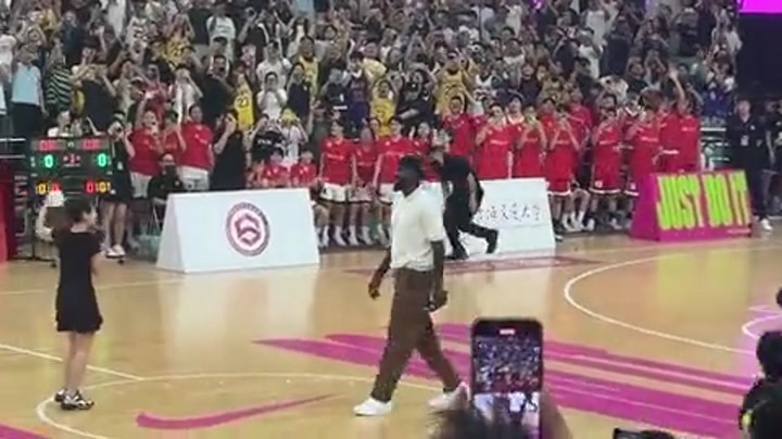 实拍詹姆斯现身上海交大 弯腰和女主持人热情握手