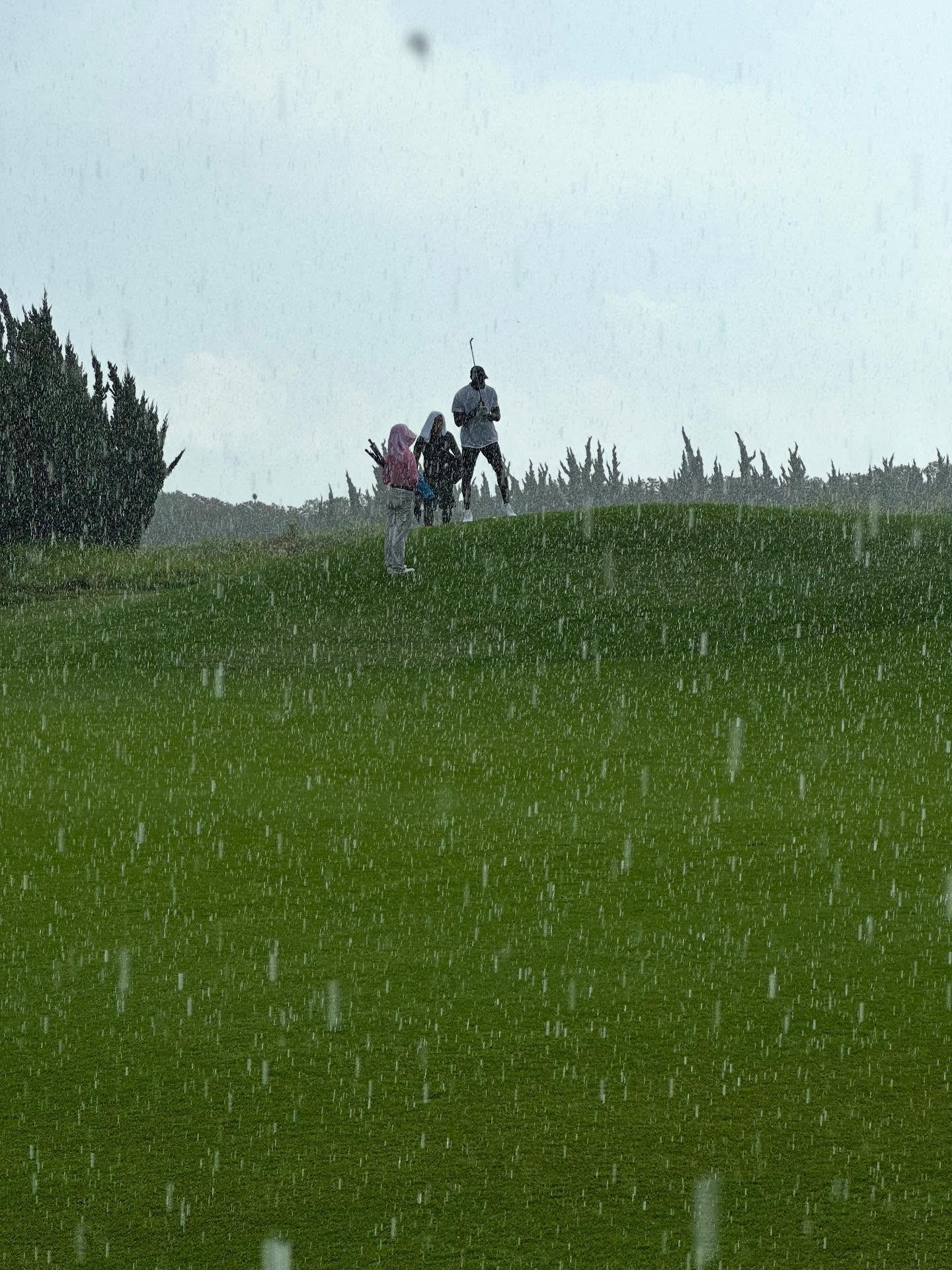 主业改了？詹姆斯晒在成都冒雨打高尔夫视频：你能忍受下雨吗