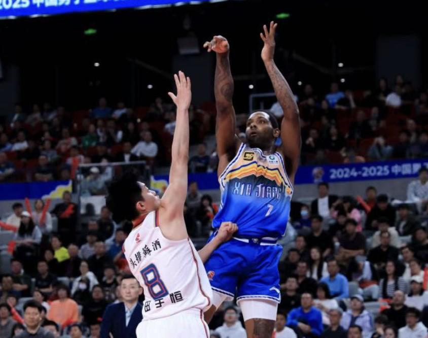 美媒：前新疆男篮外援桑韦尔因二级家暴罪和虐待儿童罪被捕