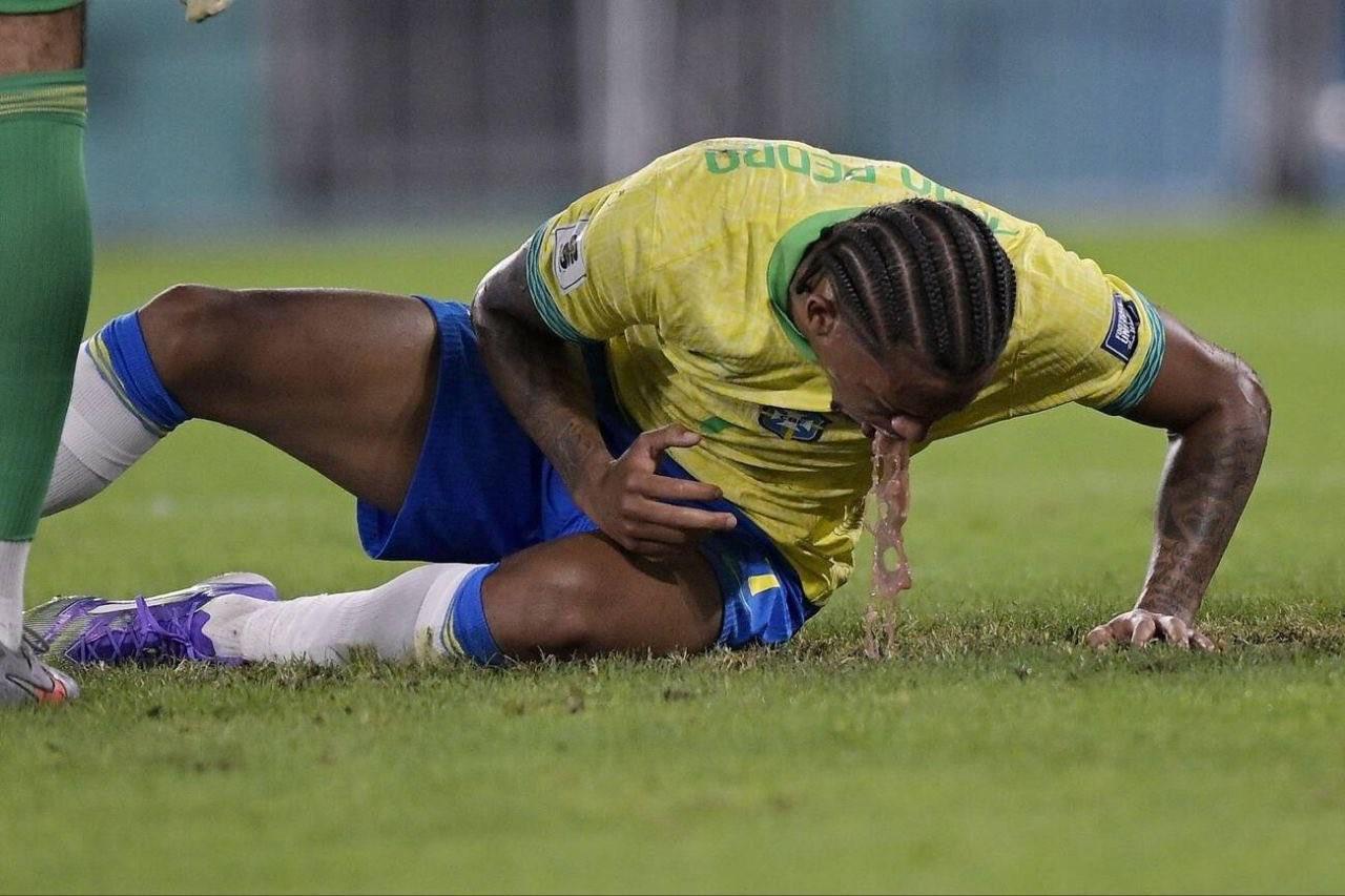 被撞到腹部，若昂-佩德罗与马丁内利相撞后在球场上呕吐