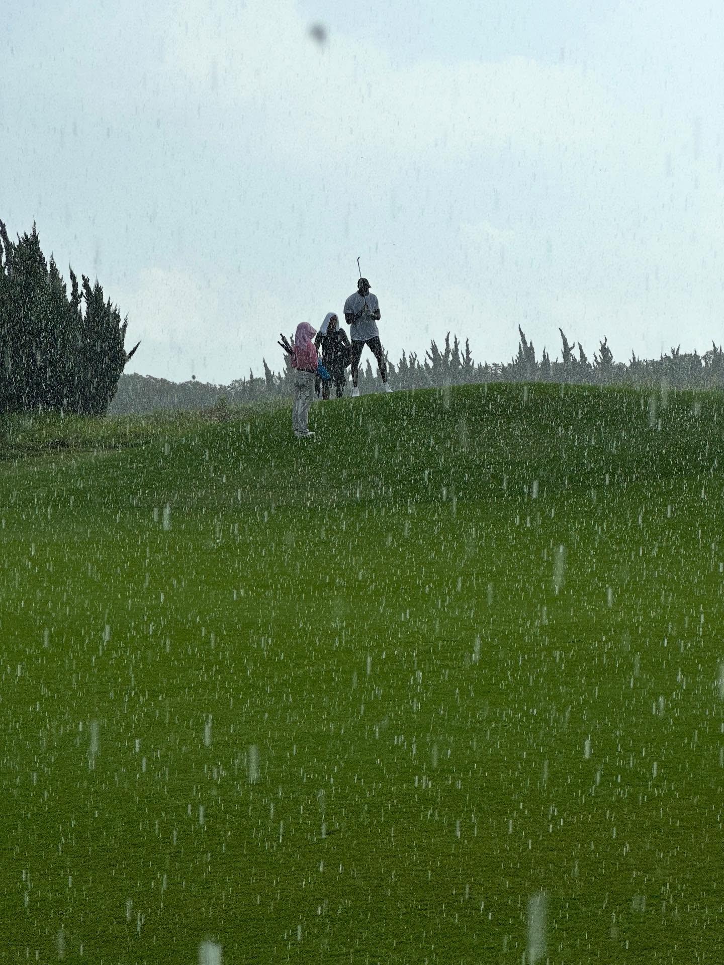 主业改了？詹姆斯晒在成都冒雨打高尔夫视频：你能忍受下雨吗