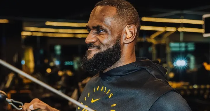 詹姆斯肌肉堪称人类身体标本，为何却几乎看不到胸肌和腹肌呢？