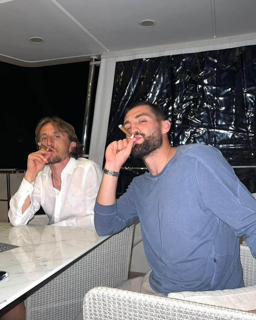科瓦契奇晒与莫德里奇一起抽雪茄照片：40岁生日快乐，兄弟