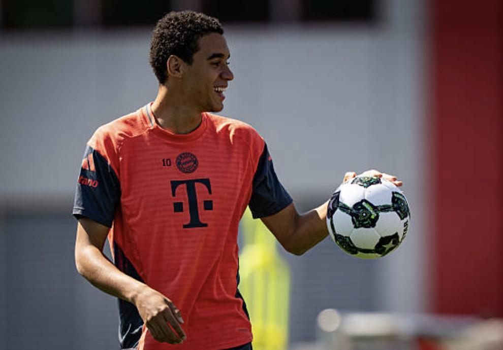 踢球者：拜仁计划11月让戴维斯、伊藤洋辉和穆西亚拉逐步复出