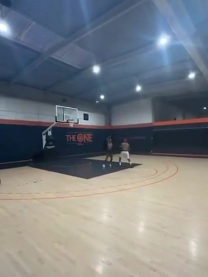 有点像威少？姆巴佩篮球1v1成功把球投进