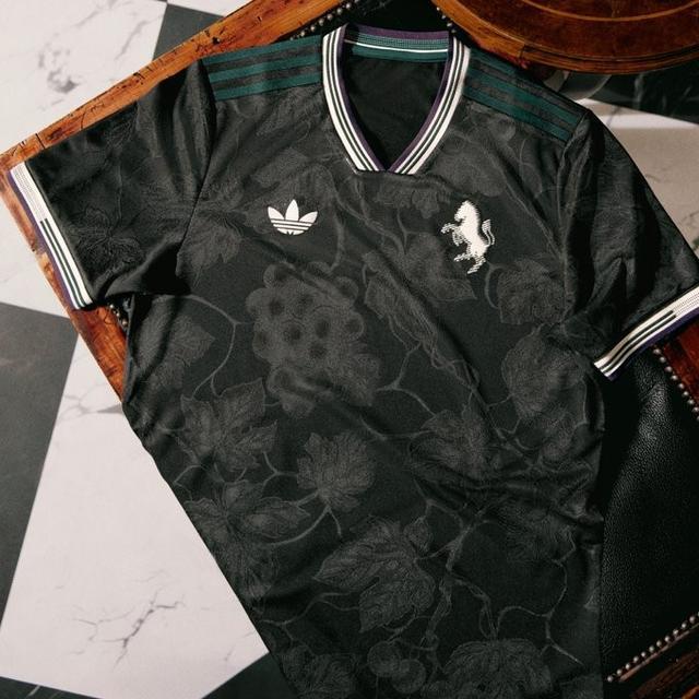 尤文发布新款二客球衣：黑色+深绿色设计，图案灵感源自葡萄