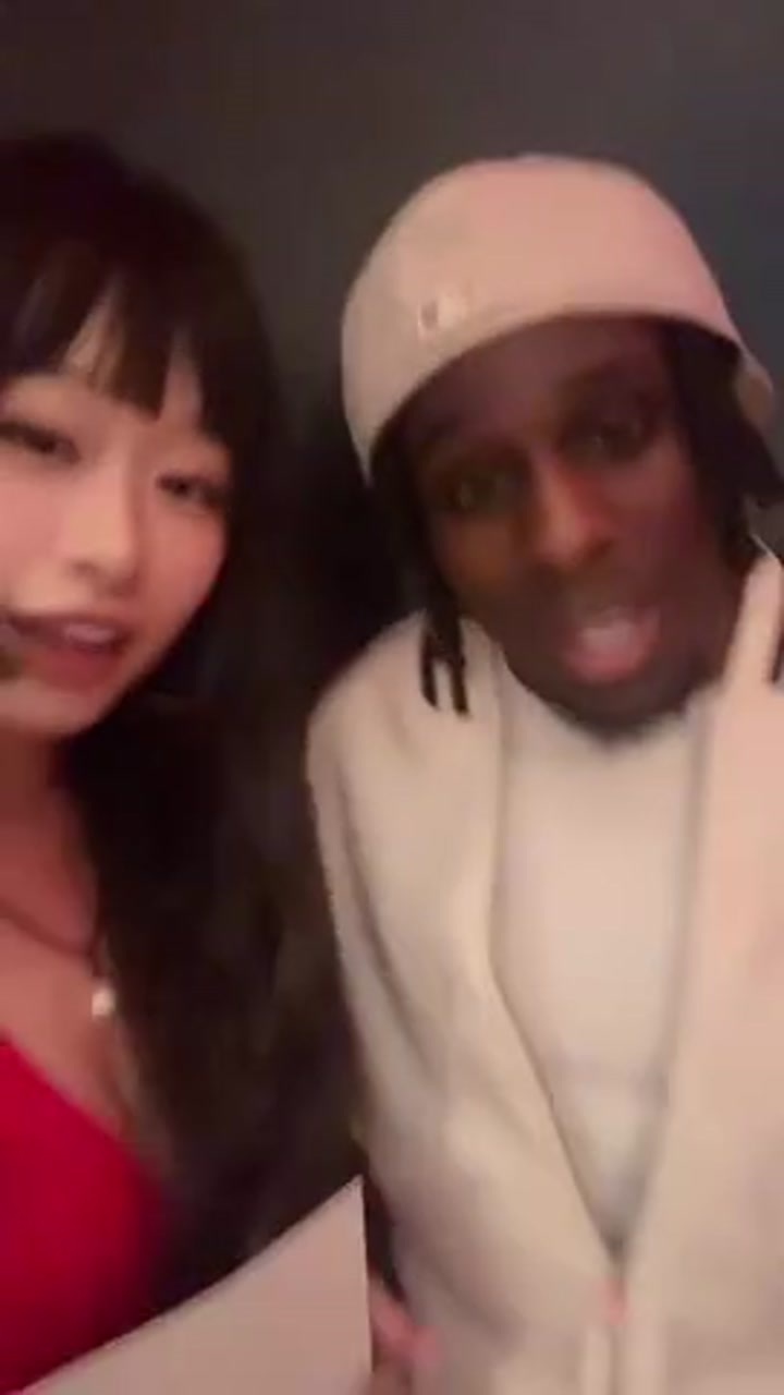美女记者晒视频：弗林蓬用中文说“我是二次元”