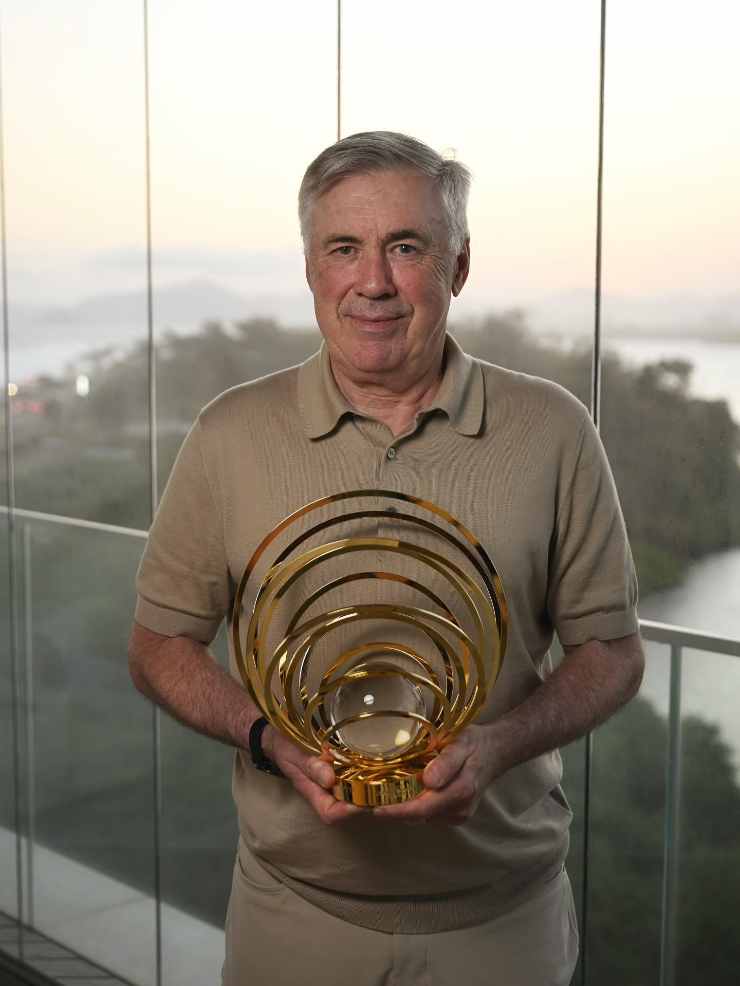 迟到一年的奖杯，安帅领取2024年金球奖年度最佳教练奖