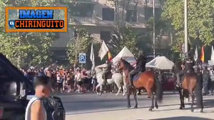 马赛球迷在伯纳乌球场外与西班牙警方发生激烈冲突