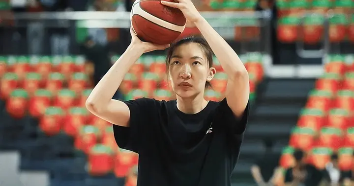 女篮逆转尤文图斯！韩旭杨舒予轰40分，张子宇李缘喜忧参半！