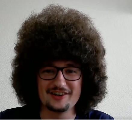 发型如何？一名曼联球迷一年前发誓，球队不五连胜就不剪发