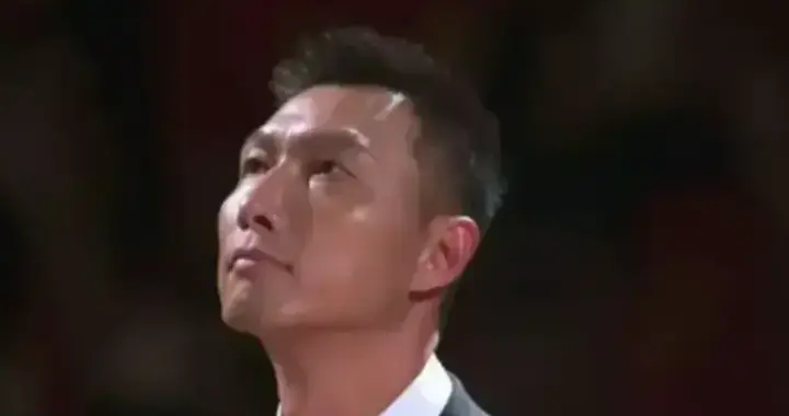 易建联高调现身！投篮4中4，命中率100%，与16美女合影，心情大好