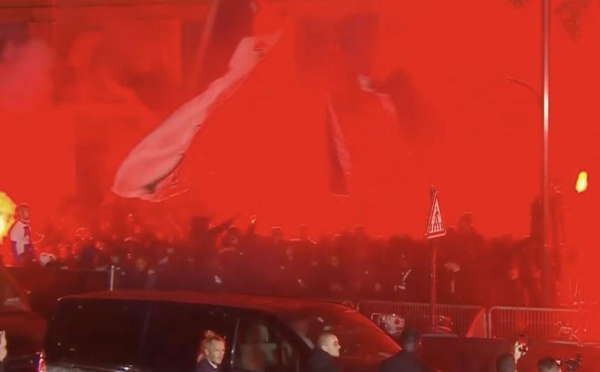 庆祝登贝莱拿金球，数千名大巴黎球迷在夏特莱剧院外放烟雾弹