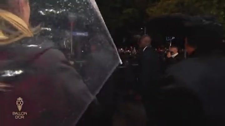 罗纳尔迪尼奥离开夏特莱剧院 球迷高喊他的名字