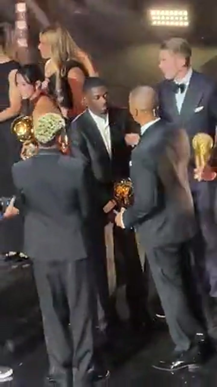 尊重！亚马尔特意在一旁等待并祝贺登贝莱捧得金球