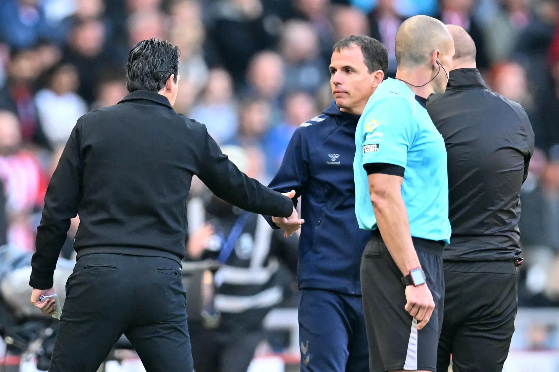 埃梅里在比赛结束前就和对手主帅握手并离场，引发球迷担忧