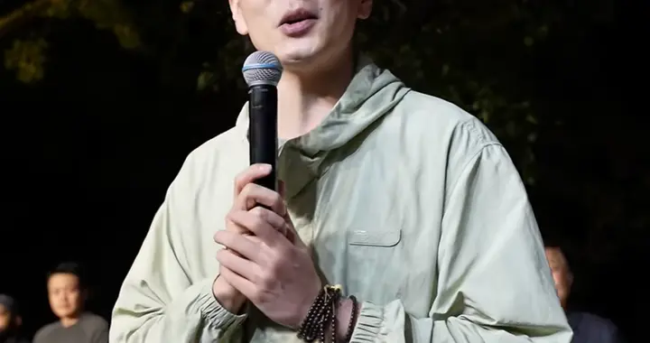 辽篮热身赛前现身活动！杨鸣李晓旭采访，全队参与，合影呼喊口号
