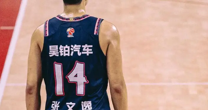 广东92-105青岛遭四坏消息！张文逸李文昊没法看，内线隐患太大！