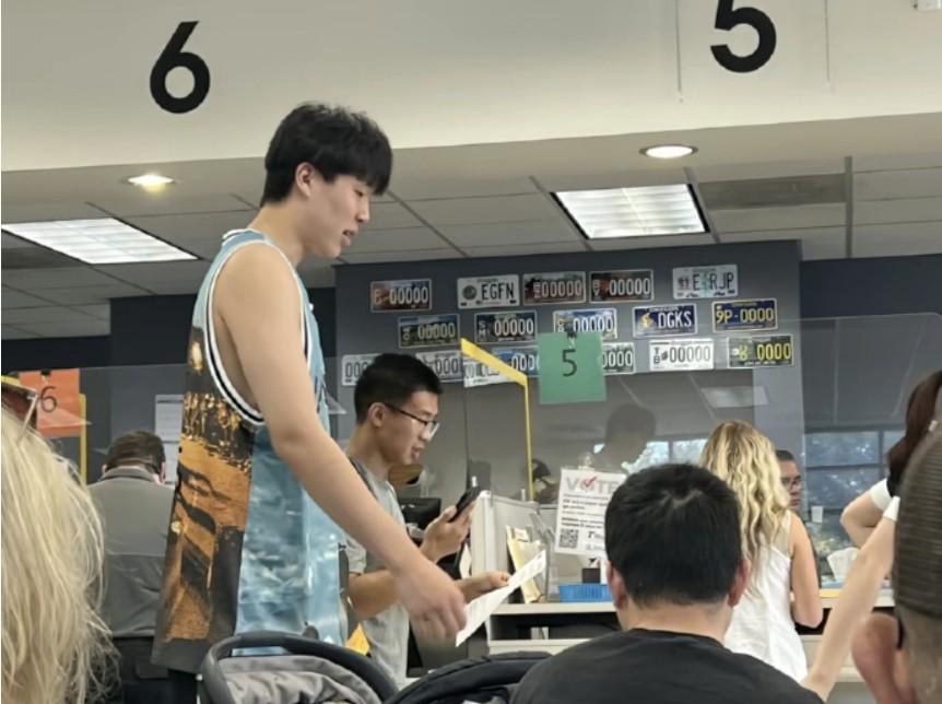 媒体人：杨瀚森每天都在好好训练，顺便也在学习驾照方便通勤