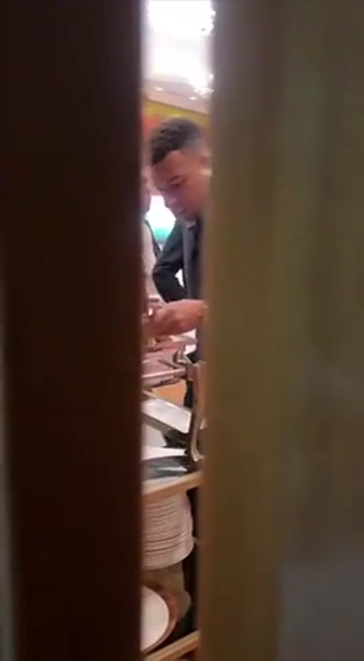 这是什么门缝视角？姆巴佩抵达阿拉木图后餐厅用餐