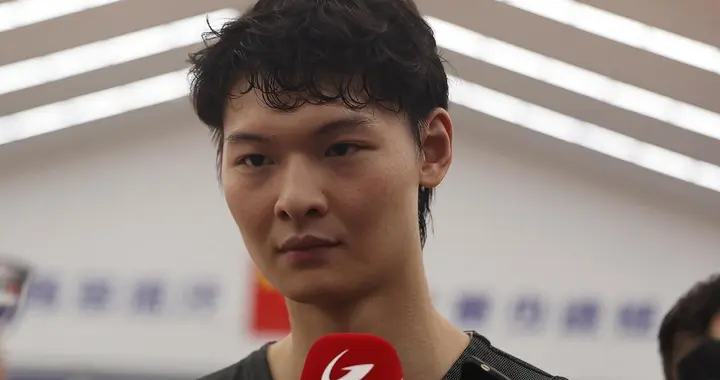 哭了！王哲林：亚运时有个女生走过来说：王奶奶我可以和你合影吗