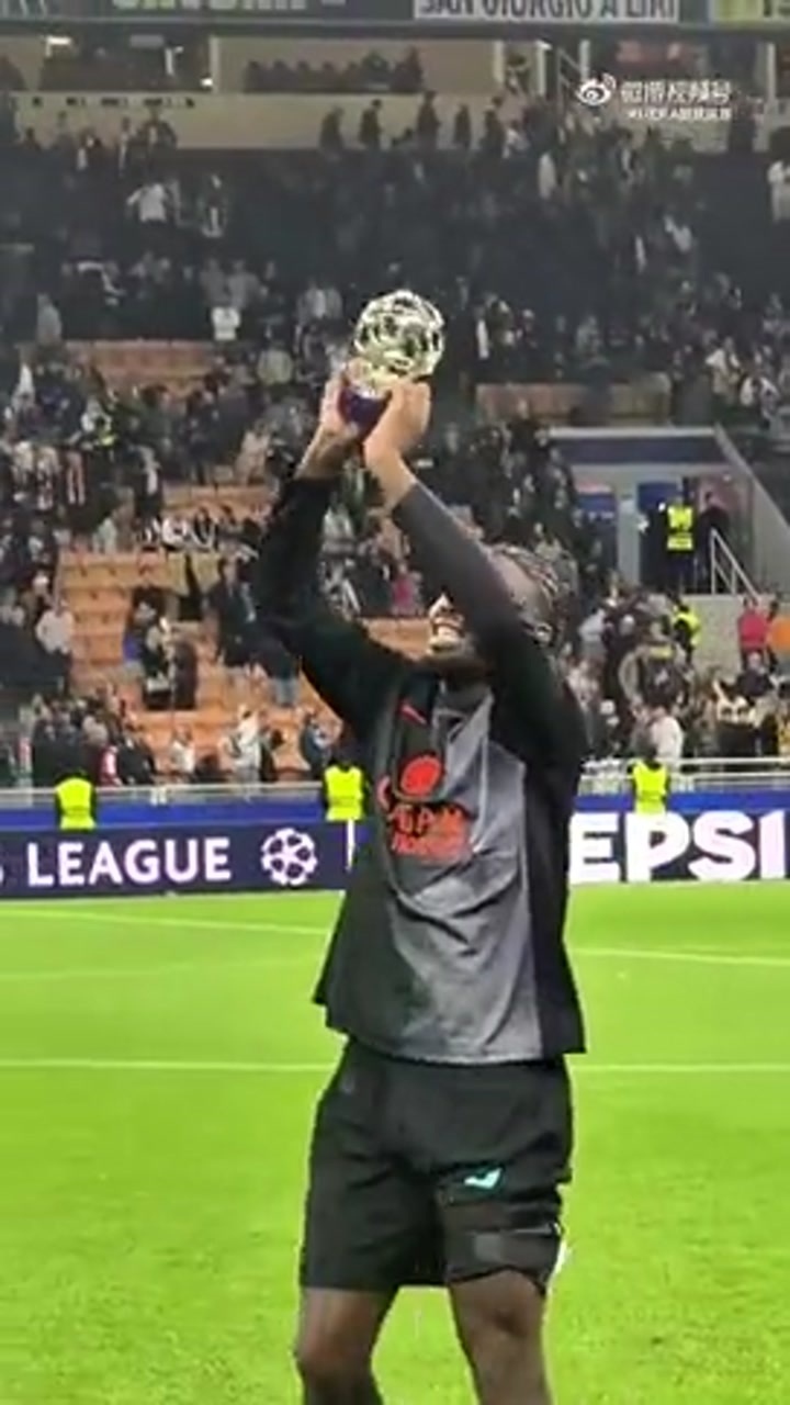 小图拉姆把玩MVP奖杯，摆在头顶杂耍不小心摔在地上