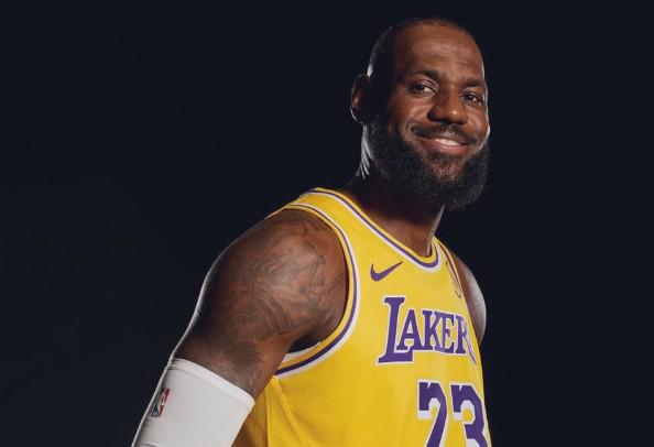 ESPN：詹姆斯臀部受伤，将缺席对阵太阳队的季前赛